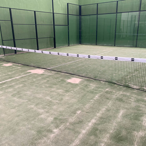Descompactación del césped artificial en pistas de pádel: qué es y en qué consiste